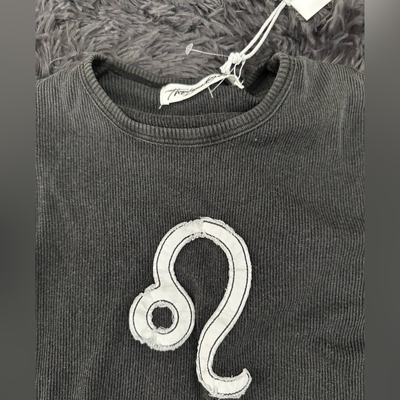 The Laundry Room Horoscope Cut Paste Tee Leo Stitch Baby Tee Black Snow XS NWT - Picture 2 of 5